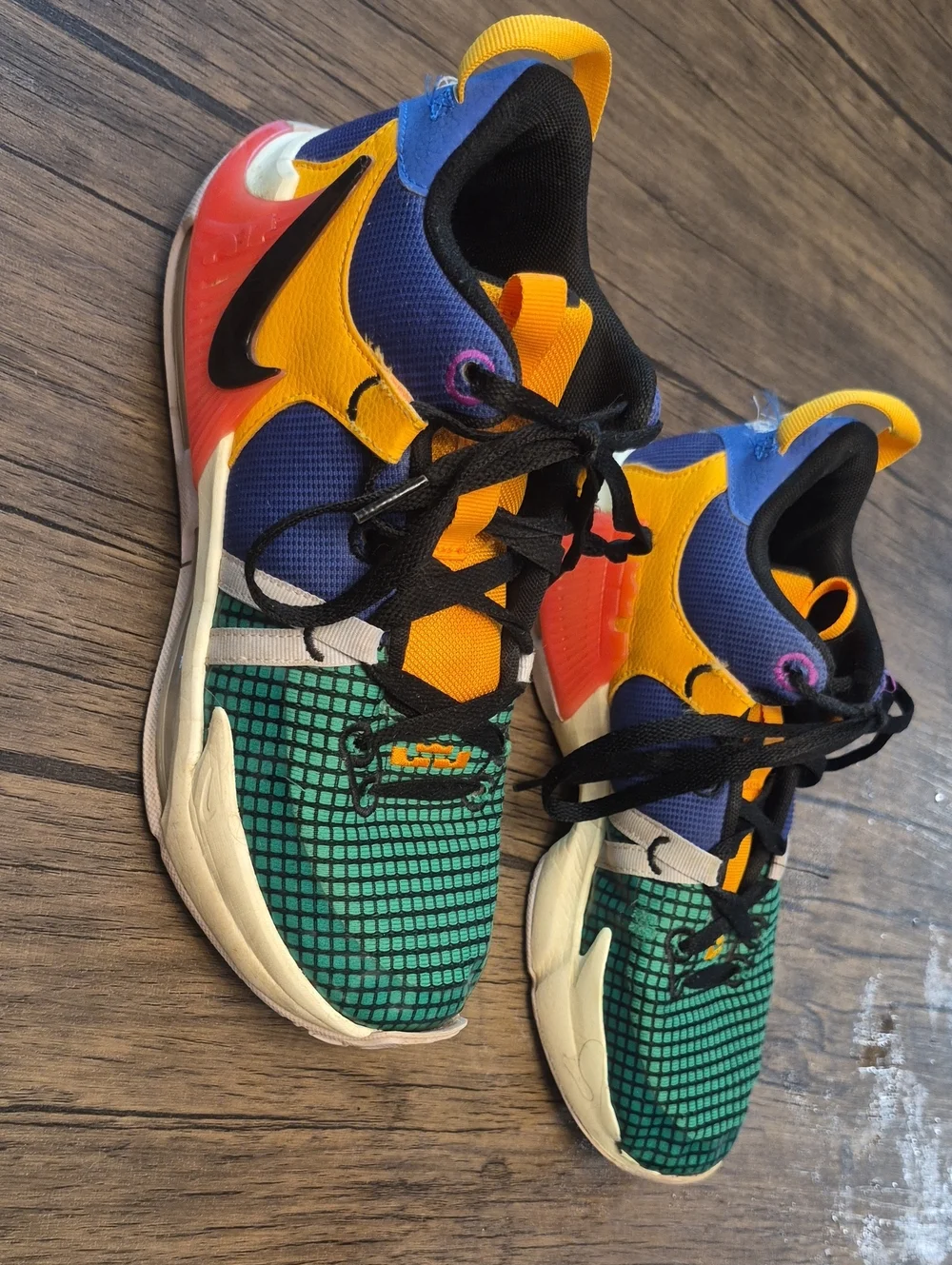 nike basketball shoes, 6.5 Y, colorful, GREAT condition